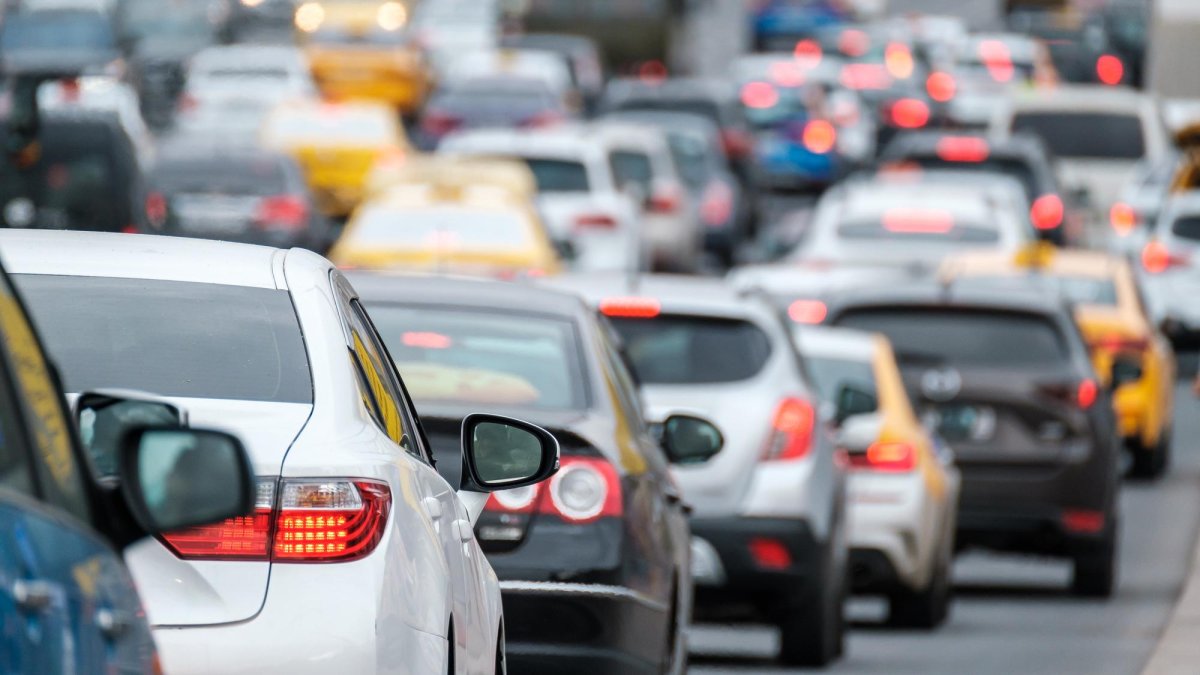 Imagen de archivo de atasco de vehículos (Imagen: Depositphotos).
