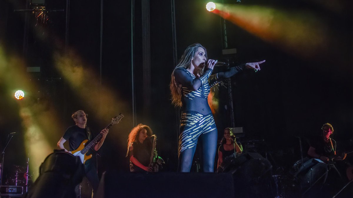 Malú durante su concierto en Almería por su gira 'Mil Batallas'.