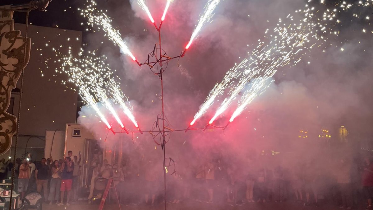 Cientos de personas contemplan una de las ofrendas pirotécnicas al Cristo de la Luz.