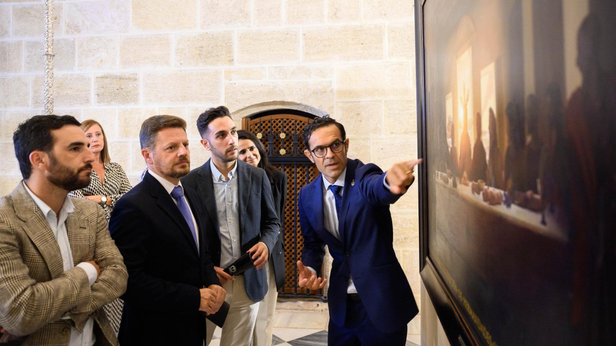 Isaac Vilches, en su etapa de presidente de la Agrupación, mostrando a las autoridades el cartel del 75 aniversario de la Agrupación.