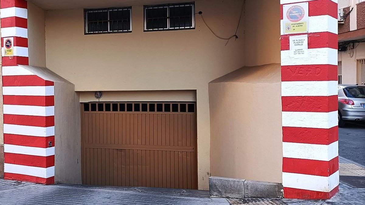 Acceso a un garaje en Almería capital.
