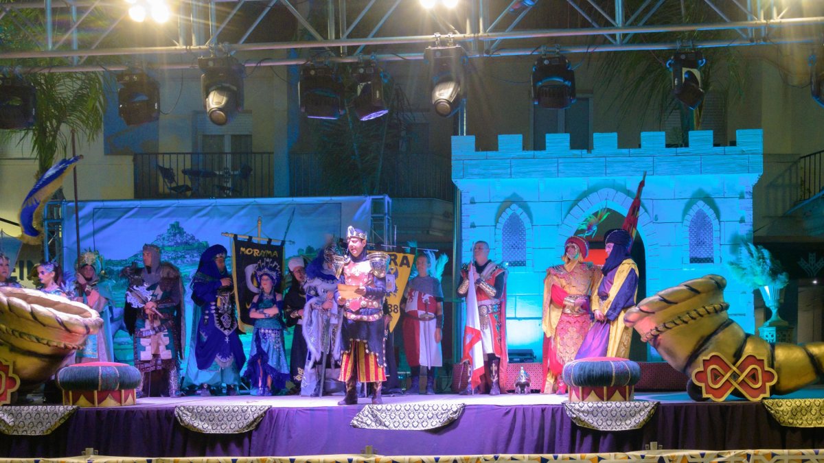 Edición anterior de los Moros y Cristianos de Vera en la recreación final de la entrega de las llaves.
