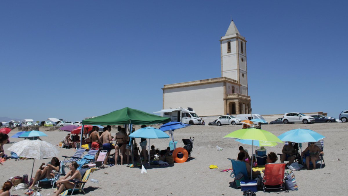 Playa e iglesia de las Salinas, en el Cabo de Gata.