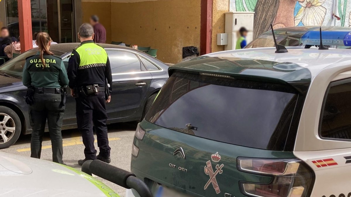 Agentes de Guardia Civil y Policía en Albox en una fotografía de archivo.