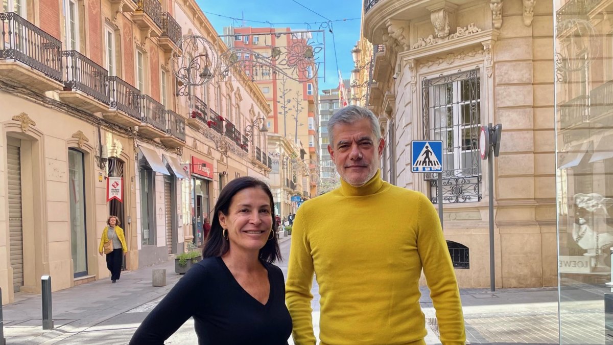 Antonio Martínez junto a Carmen Sánchez, presidente y gerente de Almería Centro.