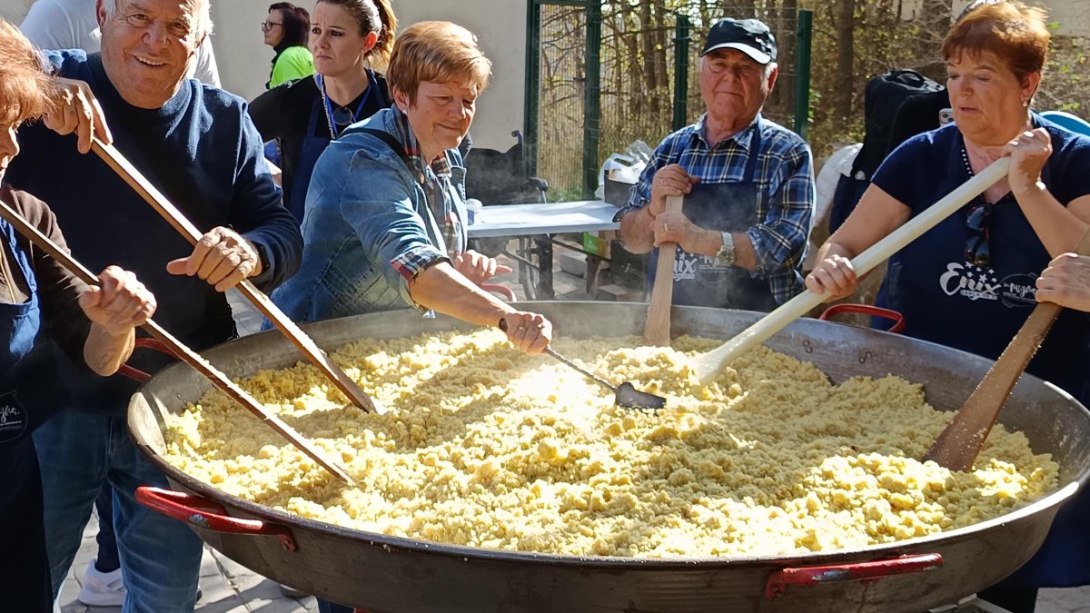 Preparando migas para todos.