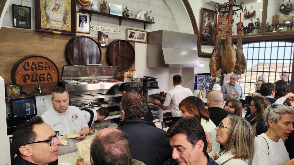 Ambiente lleno en el bar Casa Puga.