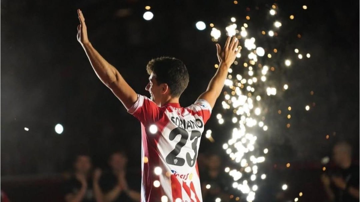 César de la Hoz con la camiseta de Soriano en la fiesta del ascenso.