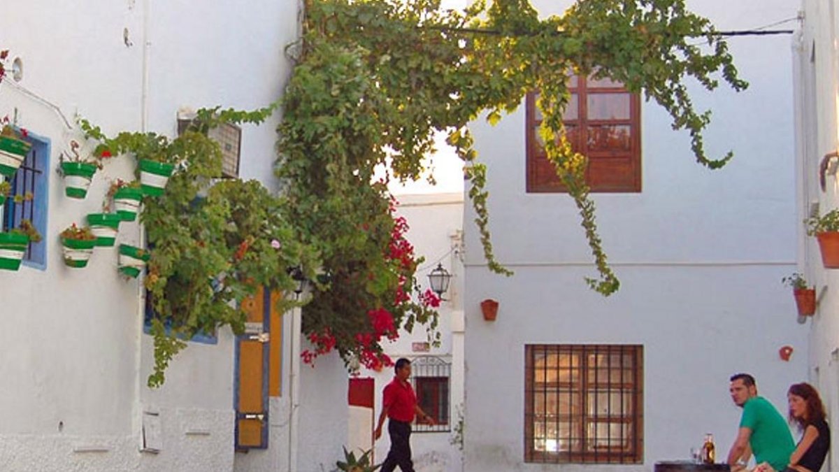 Un bar en una calle recoleta de Mojácar.