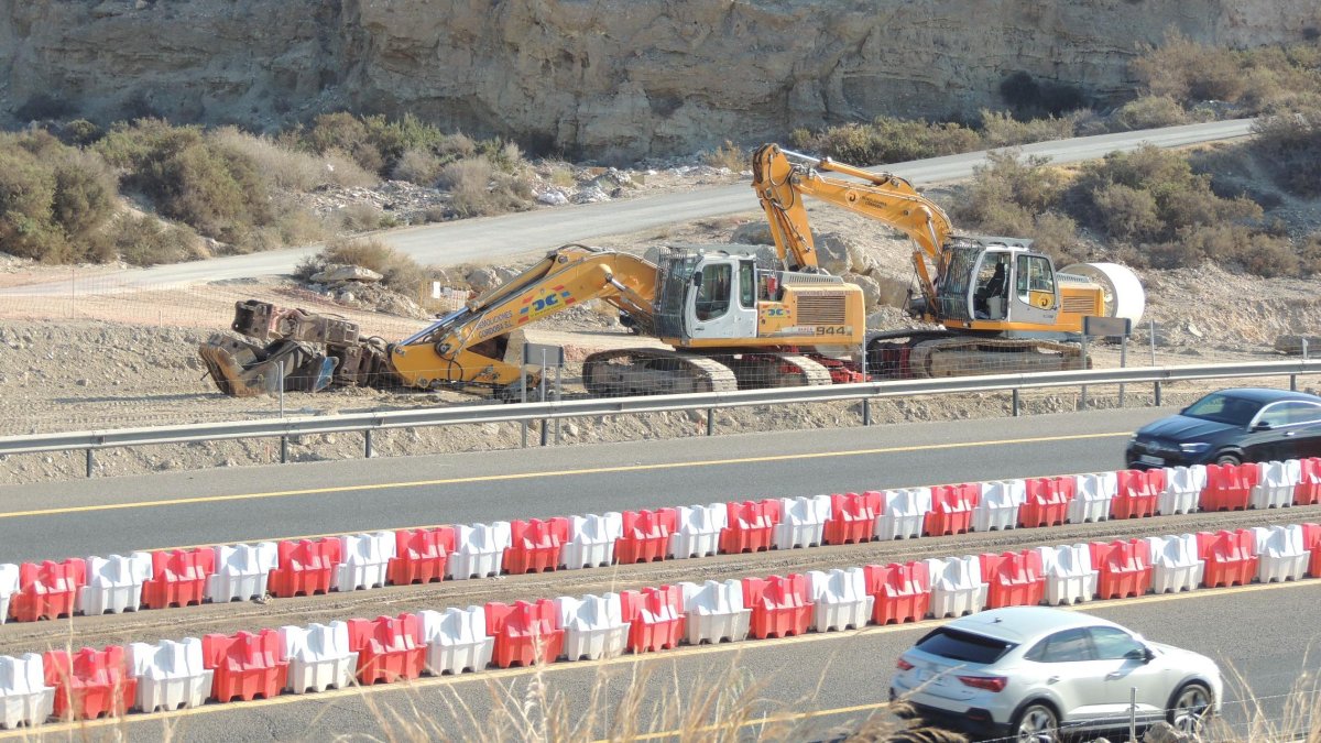 Las máquinas que trabajan en las obras de enlace de la A-7 con la A-92.