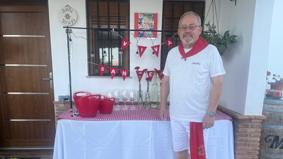 Karmelo Arizaga celebra los San Fermines desde su casa en Enix.