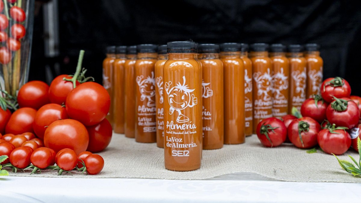 Detalle de los gazpachos del Día del Tomate 2025.