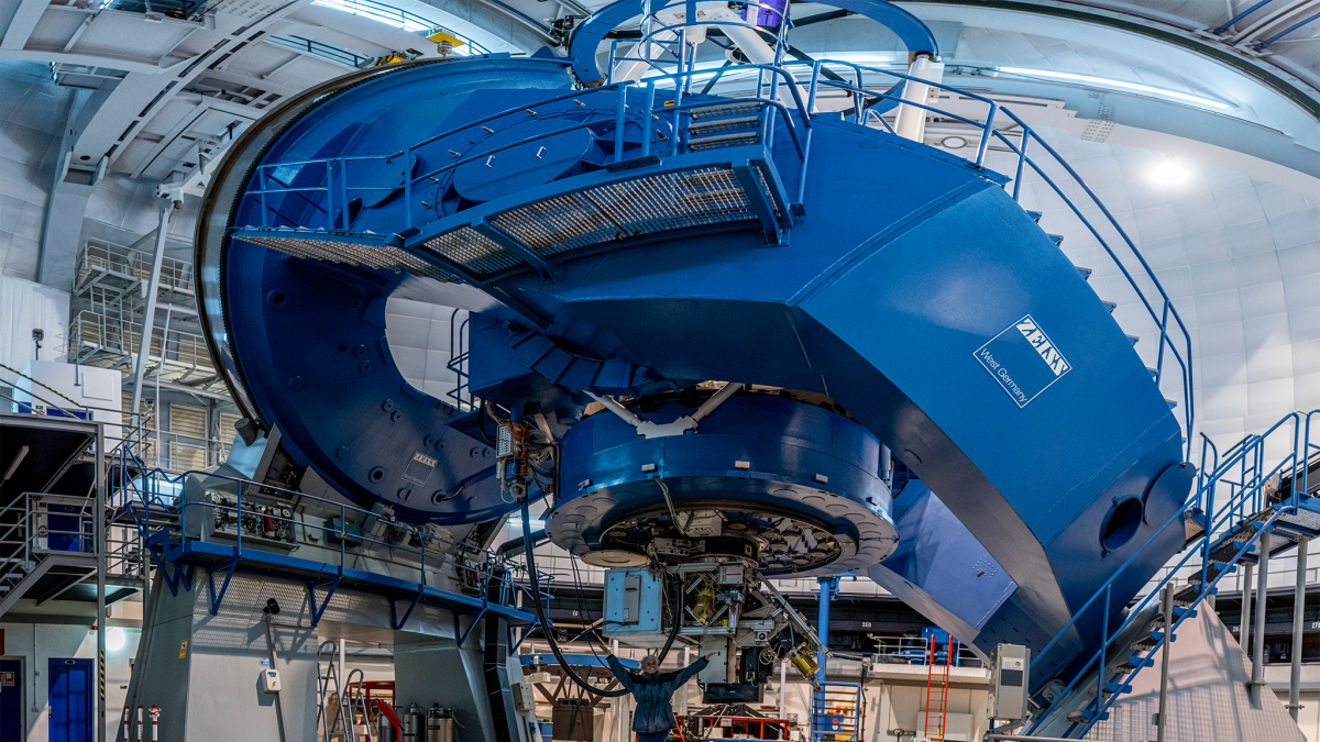 Ana Guijarro, científica empleada en el Observatorio del Calar Alto, con el gran telescopio.