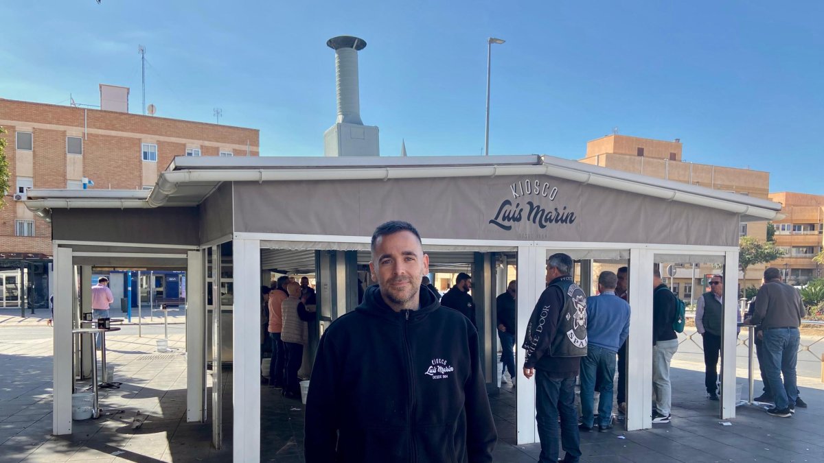 Alejandro Marín, hijo de Luis Marín, frente al histórico kiosco-churrería.