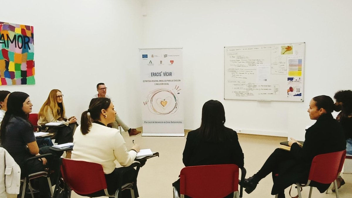 Una foto de la reunión mantenida por el equipo de profesionales de los dos municipios.