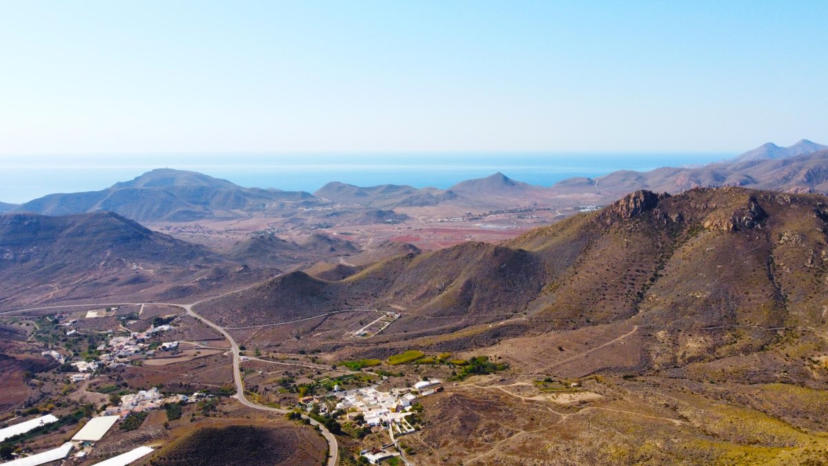 Una vista aérea del Parque Natural Cabo de Gata Níjar donde se funde mar y tierra.
