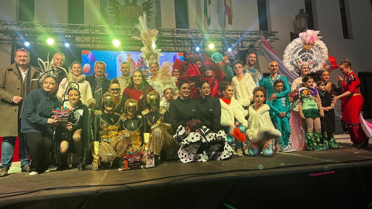 Entrega de premios a la peñas ganadoras en el Carnaval de Pulpí 2025.