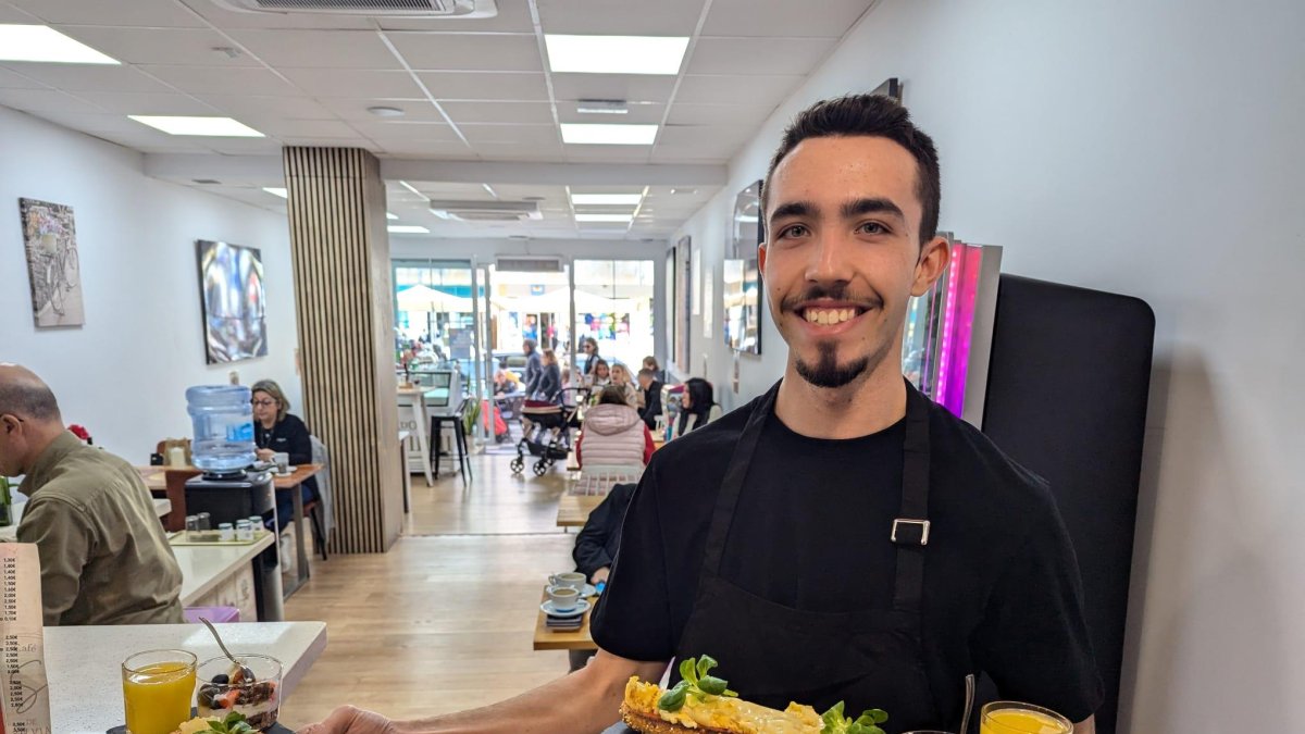 Uno de los camareros sirvinedo un desayuno de la Ruta '#unmardedesayunos'.