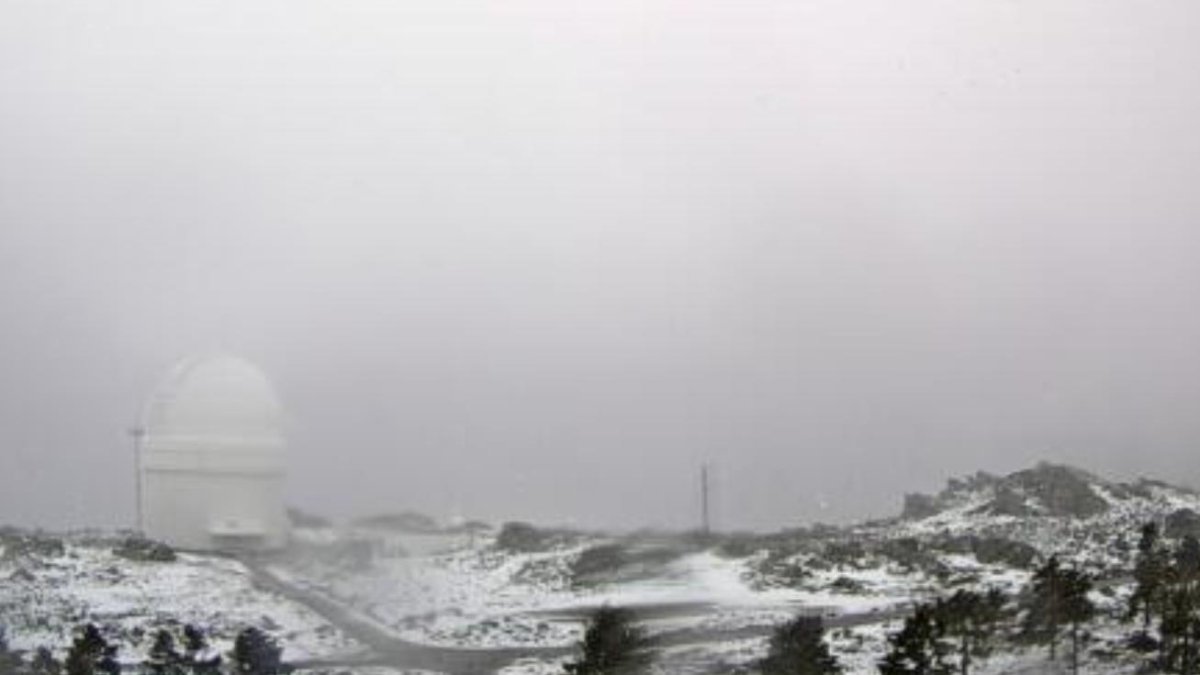 El Observatorio de Calar Alto y sus inmediaciones durante una nevada, en una imagen de archivo.