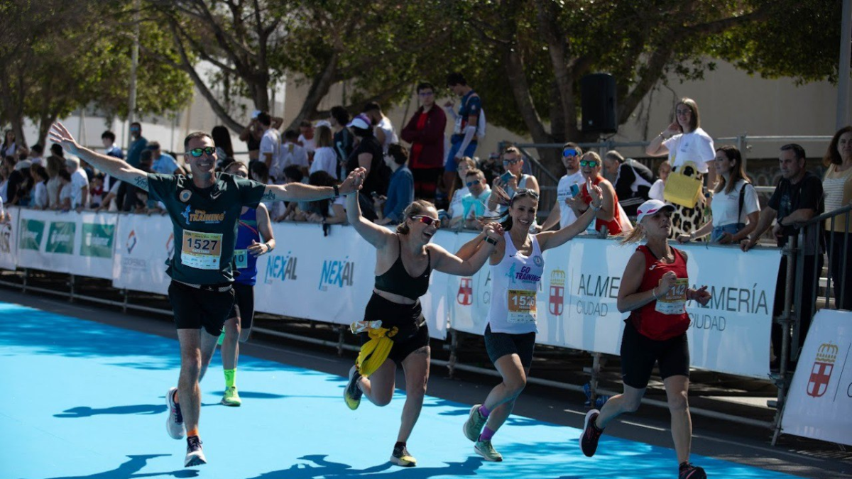 Felicidad en la llegada del Medio Maratón de Almería 2024
