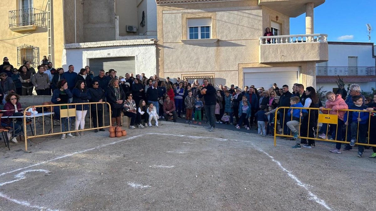 Participante del campeonato se prepara para lanzar su olla.