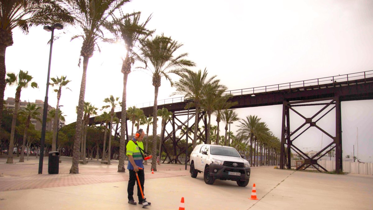Un trabajador de Aqualia busca posibles roturas en la zona del Cable en Inglés en la capital.