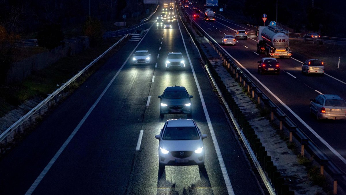 Coches circulando por la autovía en plena noche.