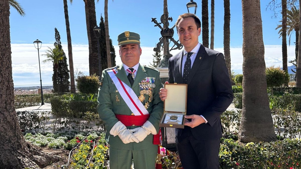 Archivo: El General del Ejército de Tierra, José Agustín Carreras Postigo, junto al alcalde de Vera, Alfonso García, en la inauguración del Monumento en reconocimiento a la Legión Española.