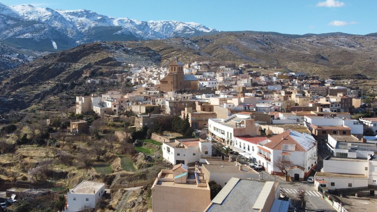 Panorámica de Abrucena con Sierra Nevada de fondo.
