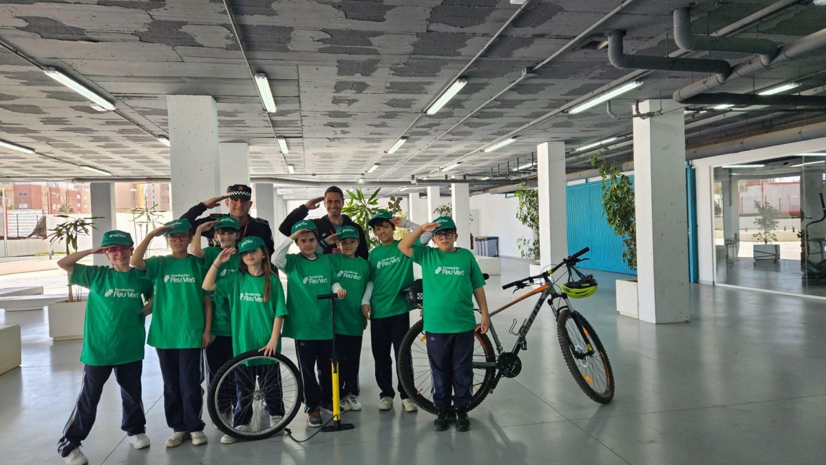 Estudiantes de The British School of Almería aprenden seguridad vial con la Policía Local y la Fundación Feu Vert.