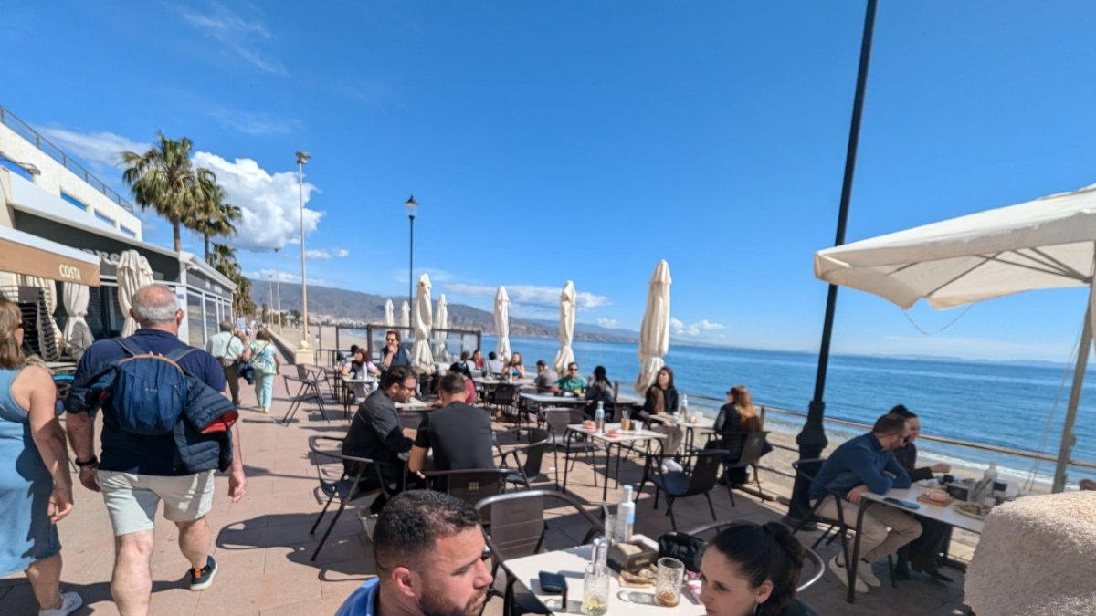 Terraza de Casa Cele Costa en el puerto de Roquetas de Mar.