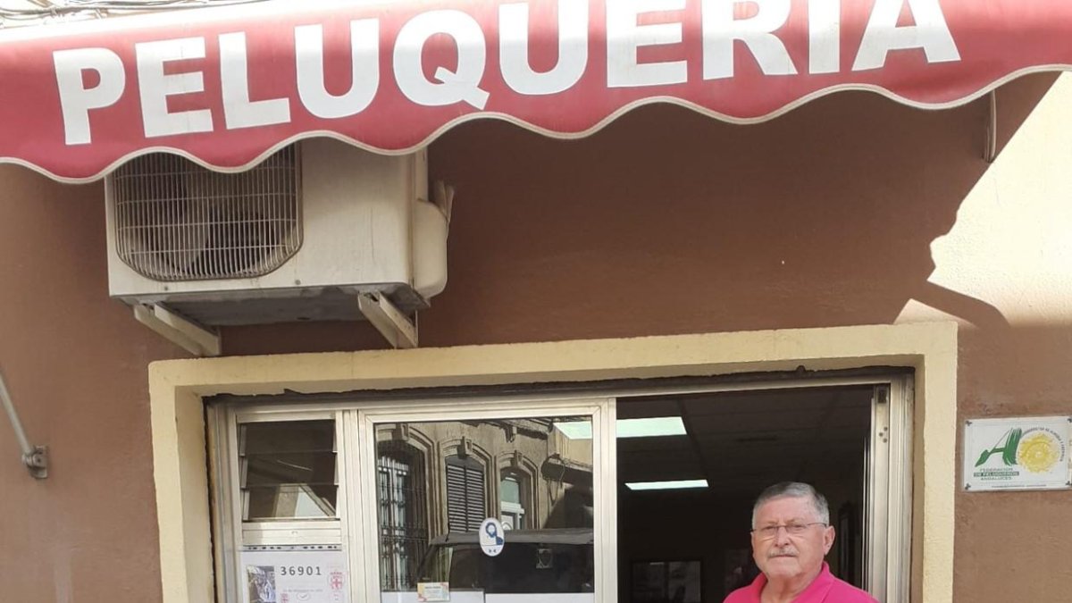 Miguel Bisbal sigue siendo el peluquero del Casco Histórico.