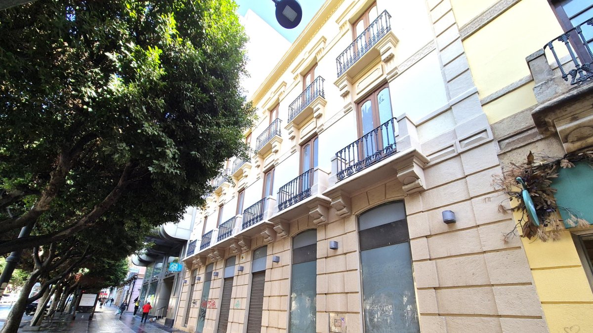 Edificio comercial a la venta en el Paseo de Almería.