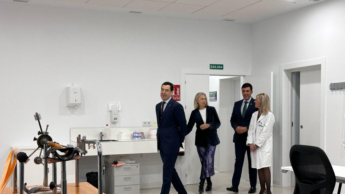 Autoridades y profesionales sanitarios durante la inauguración del Centro de Salud de Mojácar semanas atrás.