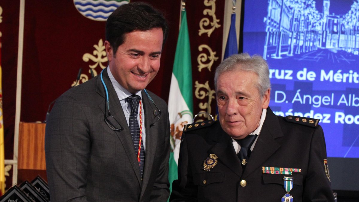 El alcalde junto a Ángel Pérez el día que pusieron su nombre a una calle.