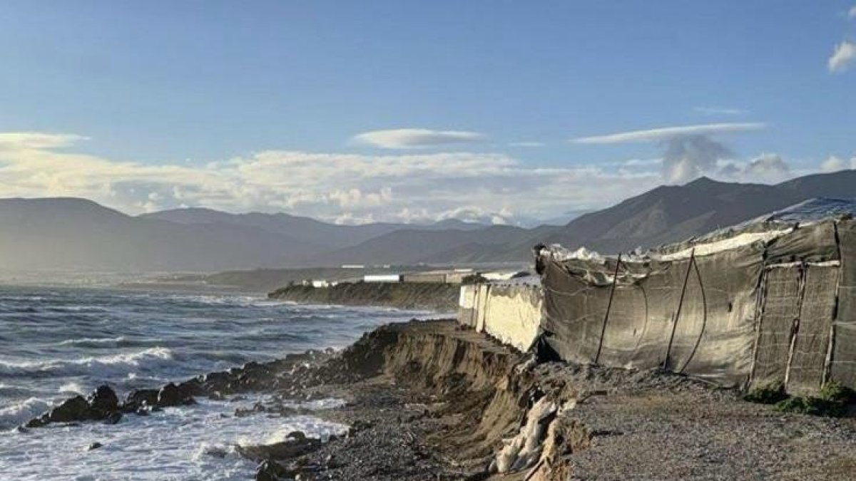 El rompeolas ya amenaza con llevarse el talud sobre el que se sostienen los invernaderos.