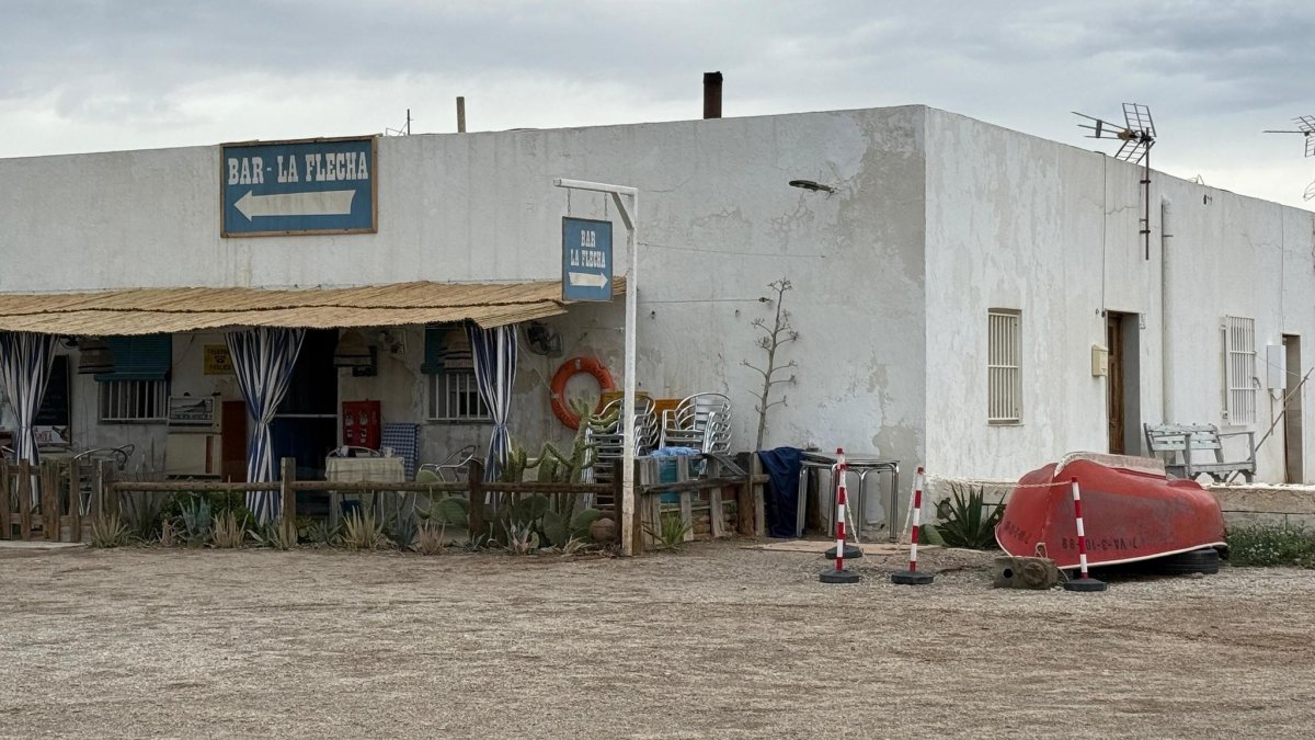 Set de rodaje de la segunda temporada de ‘Entre Tierras’ en Las Salinas de Cabo de Gata.