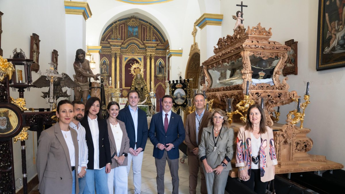 Parte del equipo de gobierno veratense y el presidente de la Diputación Provincial de Almería junto a la patrona de Vera, la Virgen de las Angustias.
