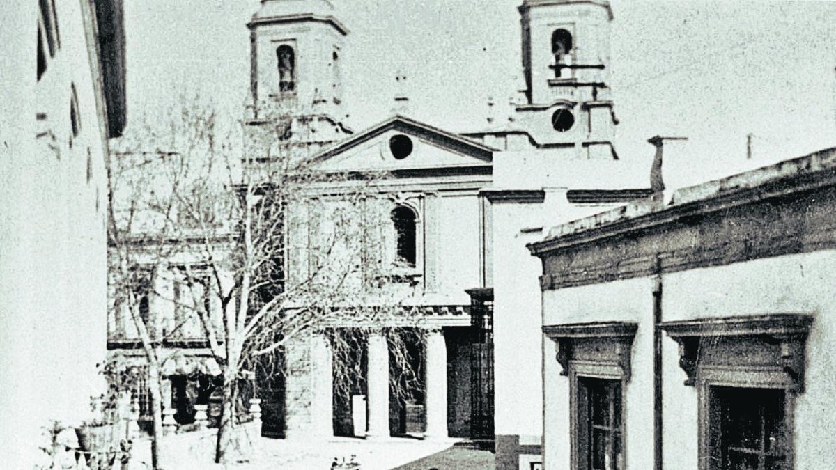 La calle Floridablanca y al fondo la iglesia de San Pedro en las primeras décadas del siglo pasado.