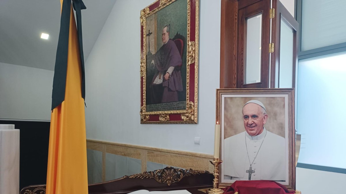 Libro de firmas en el Obispado de Almería tras la muerte del Papa Francisco.
