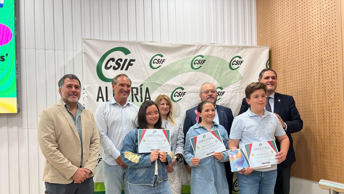 Los ganadores del concurso en la entrega de premios.