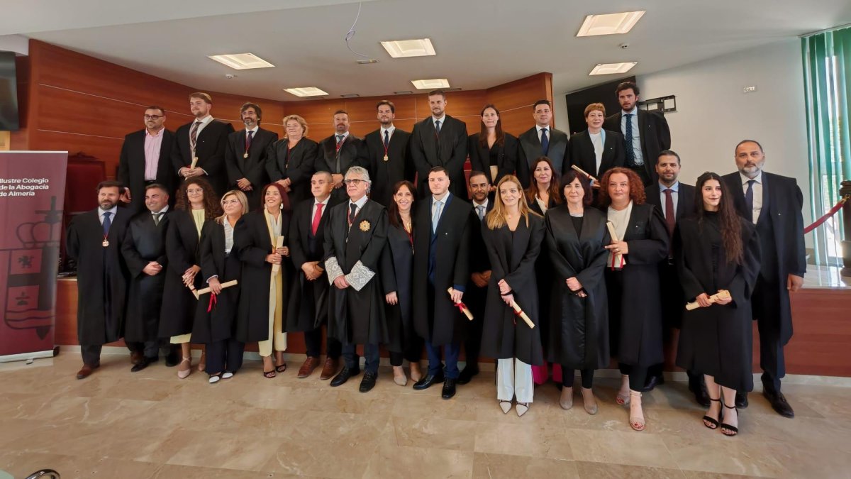 Foto de familia de los nuevos abogados colegiados en Almería.
