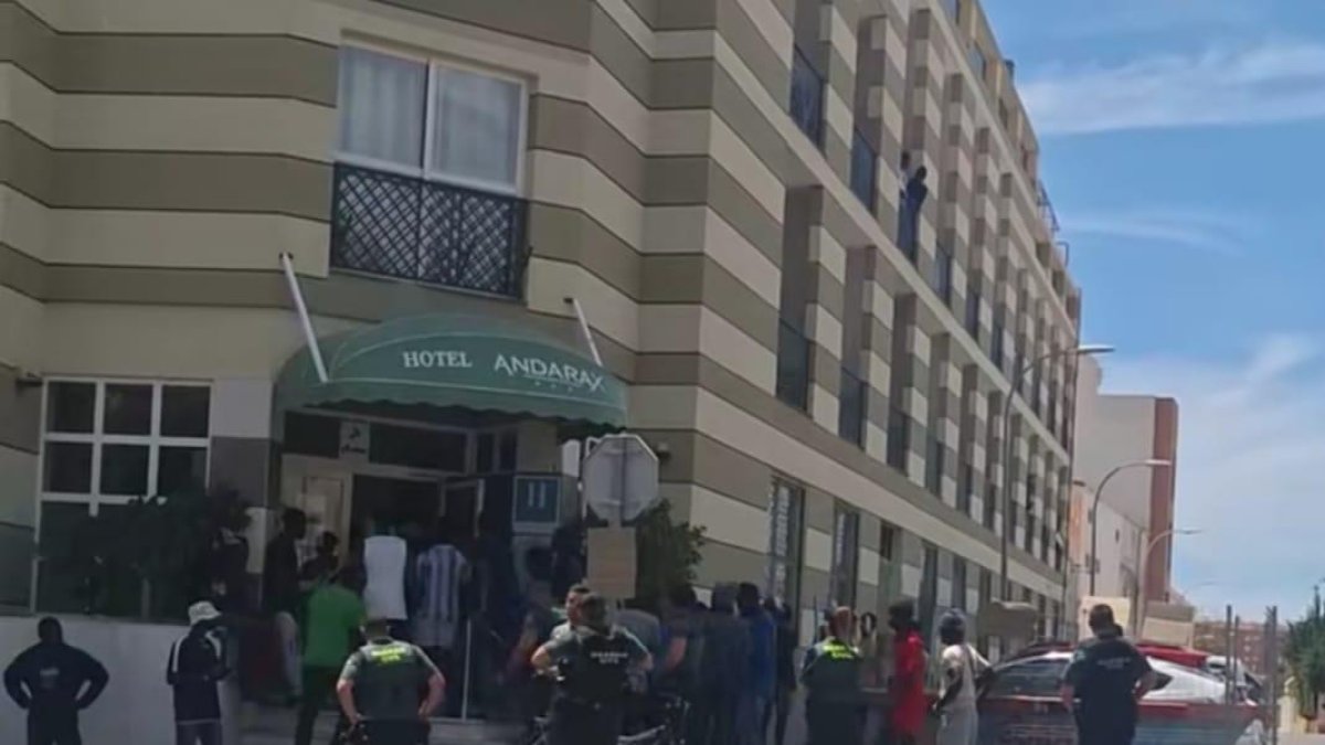 Los migrantes regresaron al hotel tras dialogar con los agentes de la Guardia Civil