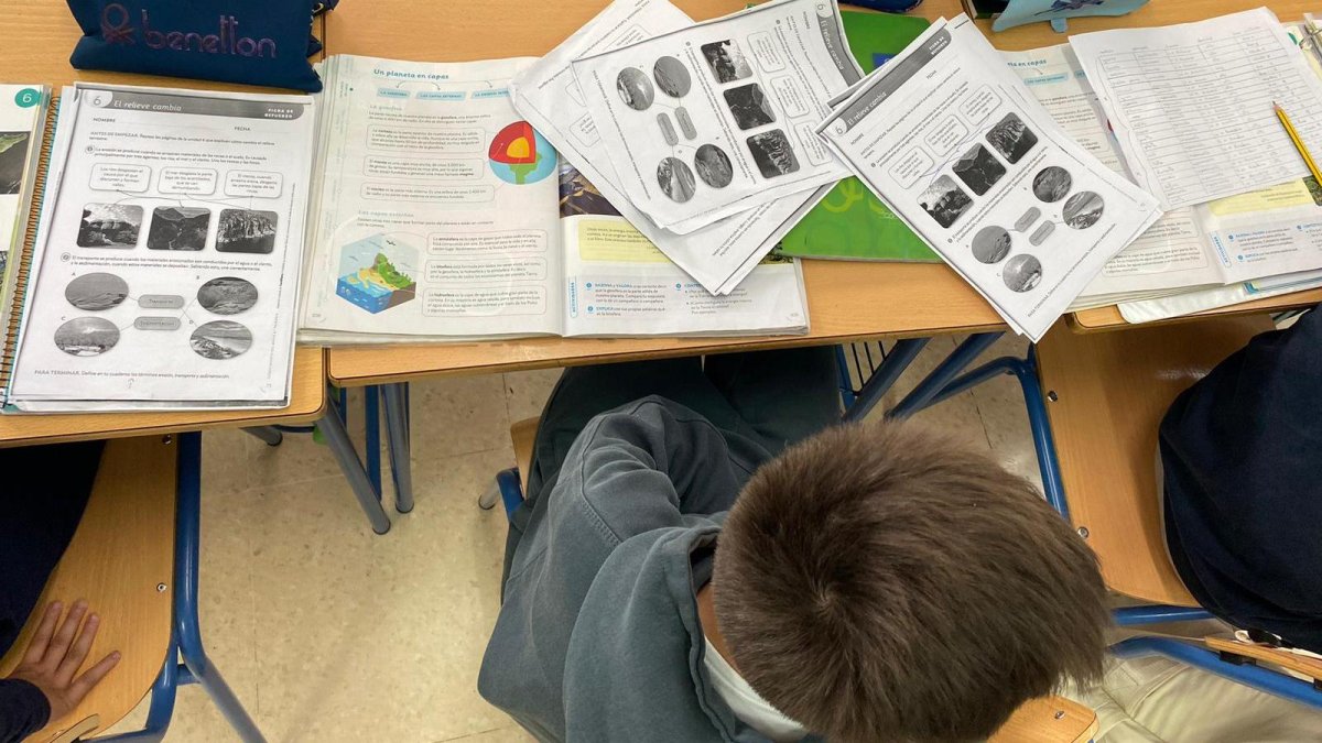 Un niño en un aula
