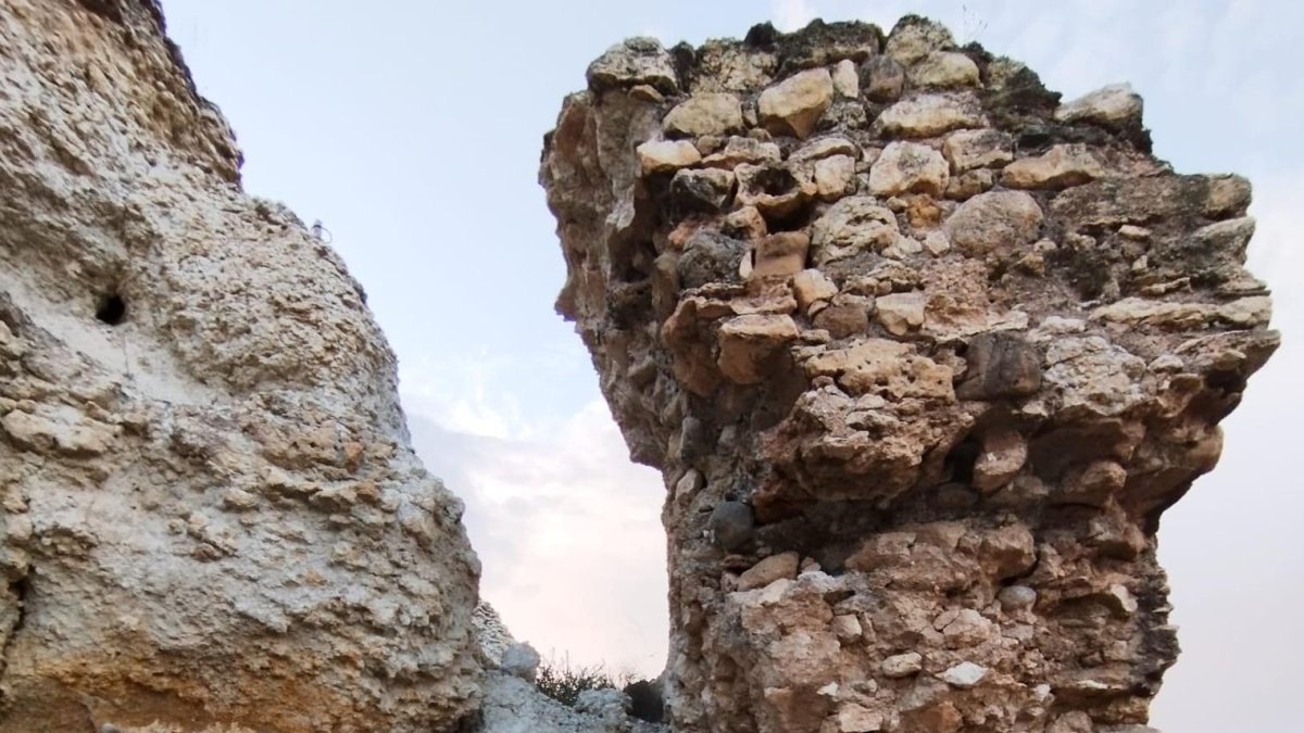 Lienzo de la muralla de Albox donde se aprecia la parte del desprendimiento inferior.