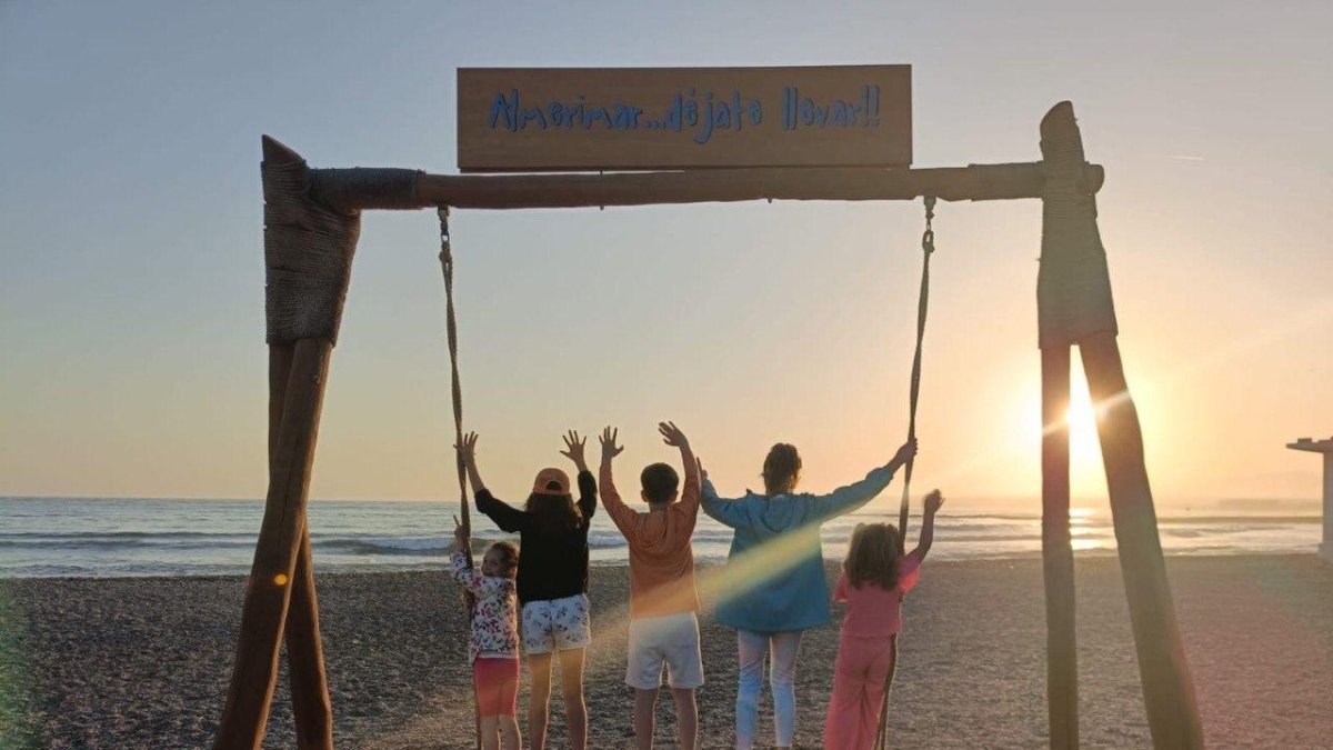 Atardecer y diversión en la playa.