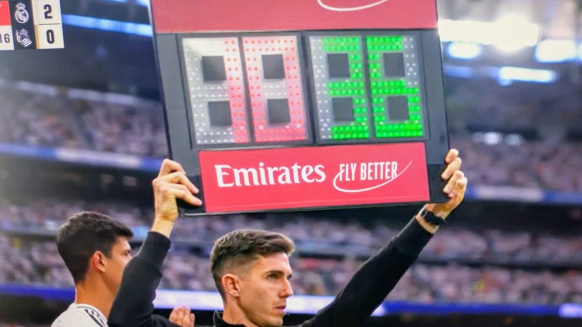 Morales Moreno levantando el cartelón eléctrico con el número 10 de Modric.