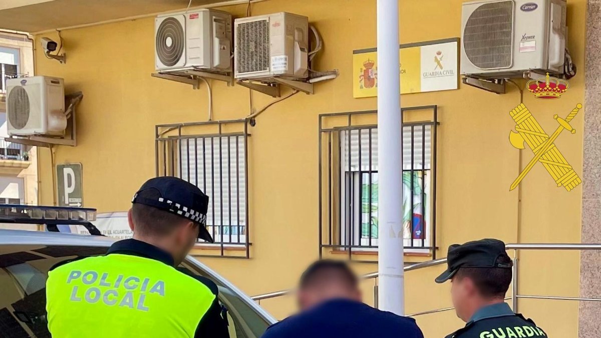 La Guardia Civil investiga a un joven por la venta de sustancias estupefacientes en la vía pública.