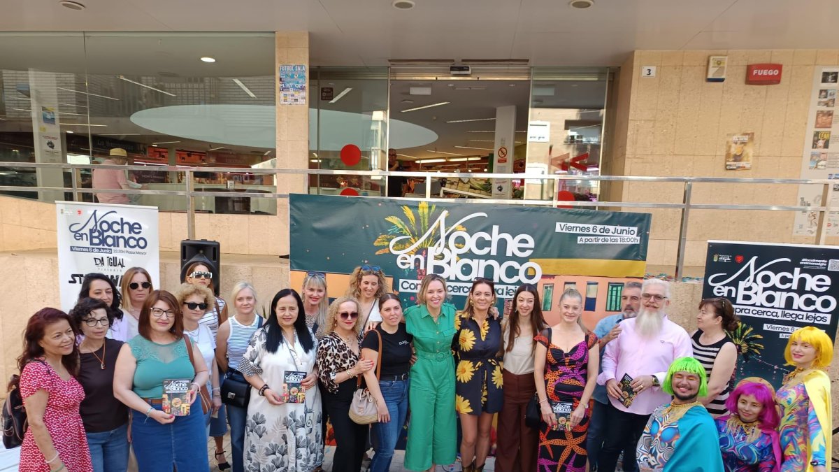 La edil, María Herminia Padial y diferentes miembros de la Asociación de Comerciantes durante la presentación en la Plaza del Mercado de El Ejido.