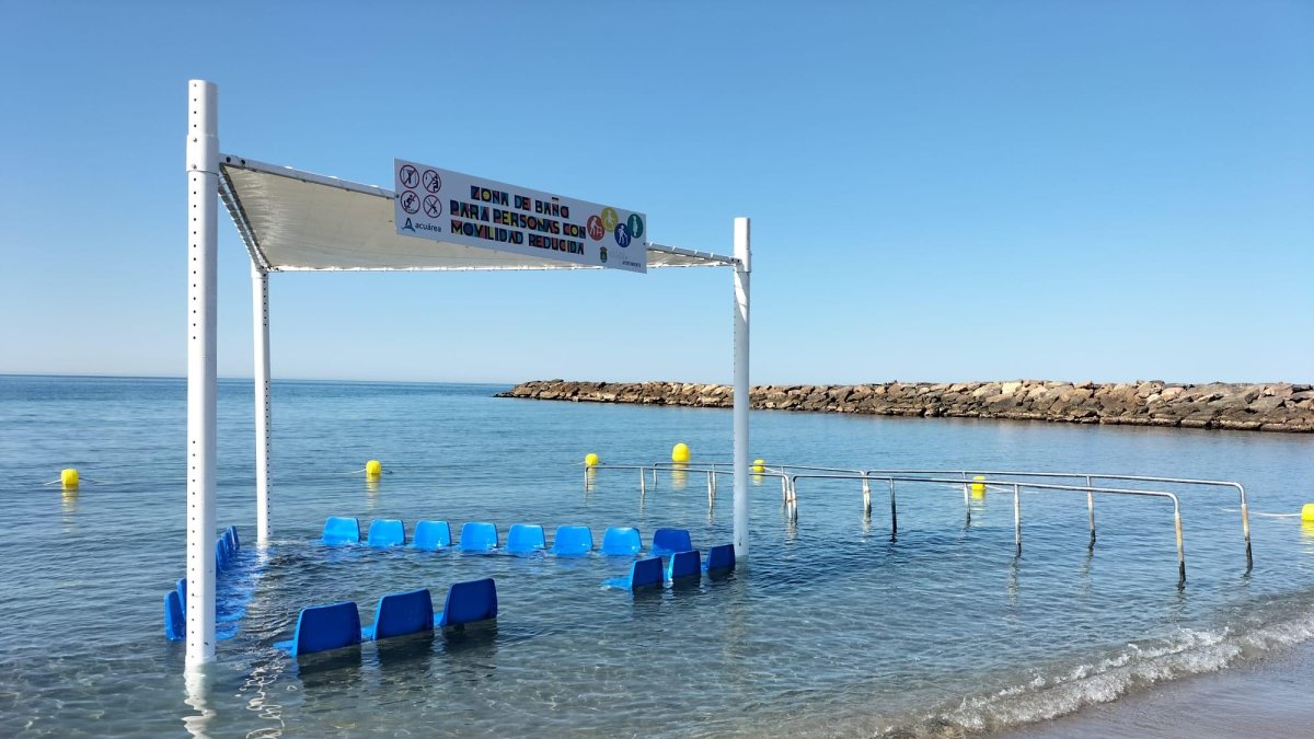 Nueva zona de baño accesible en la Playa de Levante de Almerimar